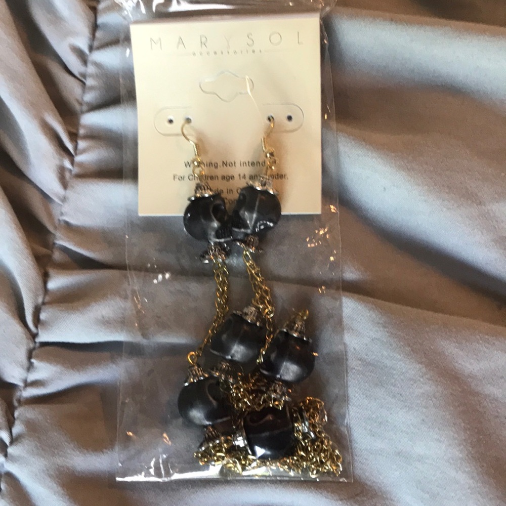 Costume skull dangle earrings NWOT sealed package